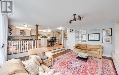 521 Broadway Avenue, Toronto, ON - Indoor Photo Showing Living Room