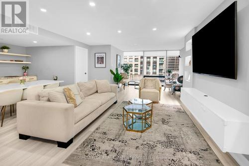 2006 - 30 Wellington Street E, Toronto, ON - Indoor Photo Showing Living Room