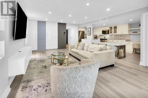 2006 - 30 Wellington Street E, Toronto, ON - Indoor Photo Showing Living Room