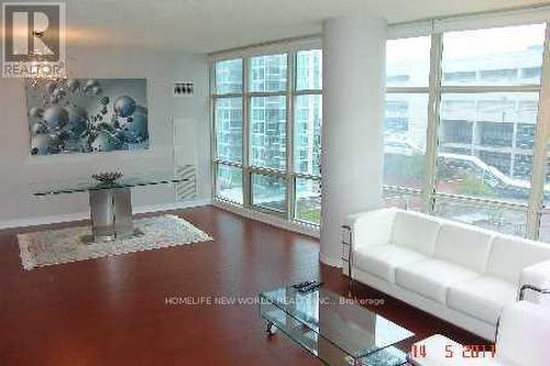 1009 - 10 Navy Wharf Court, Toronto, ON - Indoor Photo Showing Living Room