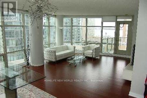 1009 - 10 Navy Wharf Court, Toronto, ON - Indoor Photo Showing Living Room