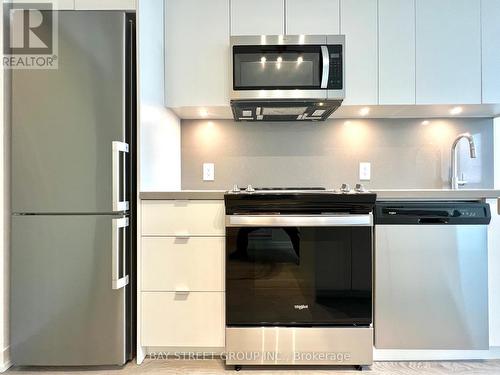 515W - 3 Rosewater Street, Richmond Hill, ON - Indoor Photo Showing Kitchen With Upgraded Kitchen