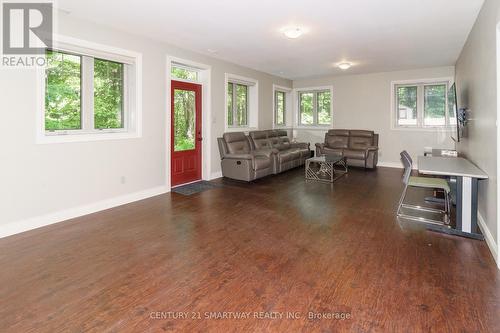 1066 Tally-Ho Winter Park Road, Lake Of Bays, ON - Indoor Photo Showing Living Room