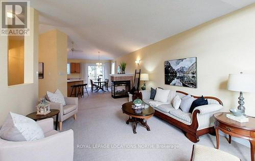 321 Balsam Street, Collingwood, ON - Indoor Photo Showing Living Room