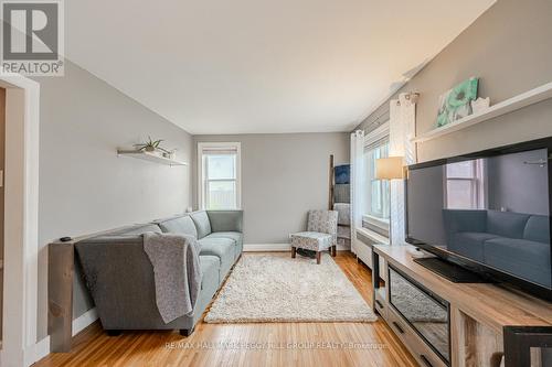 1556 Flos Rd 4 W, Springwater, ON - Indoor Photo Showing Living Room