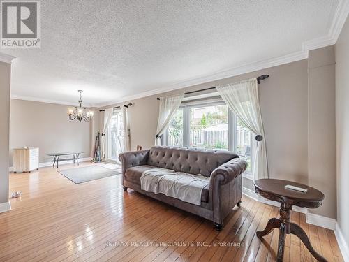 245 Kingsbridge Gardens, Mississauga, ON - Indoor Photo Showing Living Room