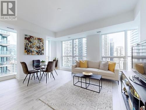 3106 - 321 King Street W, Toronto, ON - Indoor Photo Showing Living Room