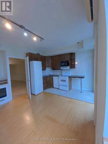 2906 - 3504 Hurontario Street, Mississauga, ON - Indoor Photo Showing Kitchen