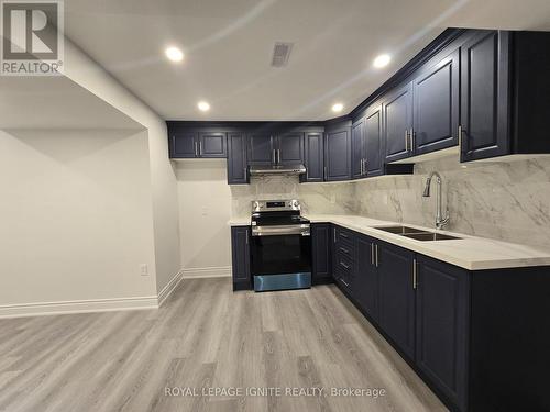 30 Hodgson Road, Bradford West Gwillimbury, ON - Indoor Photo Showing Kitchen With Double Sink With Upgraded Kitchen