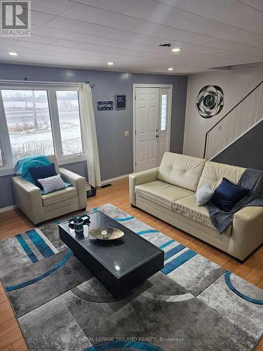 685715 Highway 2 Road, Woodstock, ON - Indoor Photo Showing Living Room