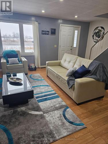 685715 Highway 2 Road, Woodstock, ON - Indoor Photo Showing Living Room