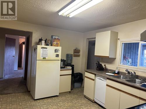 406 Richard Street, Williams Lake, BC - Indoor Photo Showing Kitchen With Double Sink