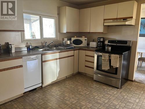 406 Richard Street, Williams Lake, BC - Indoor Photo Showing Kitchen With Double Sink