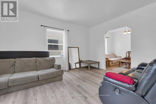 91 Bridge Street W, Belleville, ON - Indoor Photo Showing Living Room