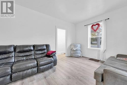 91 Bridge Street W, Belleville, ON - Indoor Photo Showing Living Room