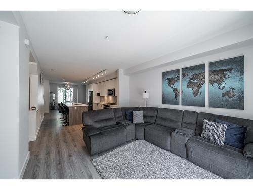 170 9718 161A Street, Surrey, BC - Indoor Photo Showing Living Room