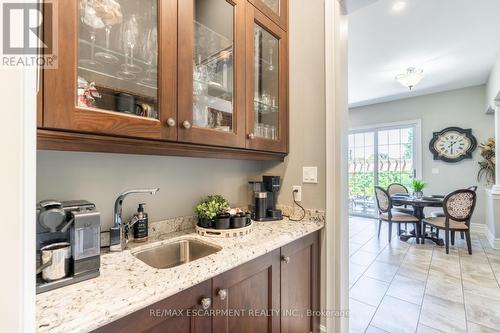 17 Mcdonald Court, Hamilton, ON - Indoor Photo Showing Kitchen