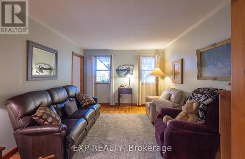 372 Lakewood Drive, Midland, ON - Indoor Photo Showing Living Room