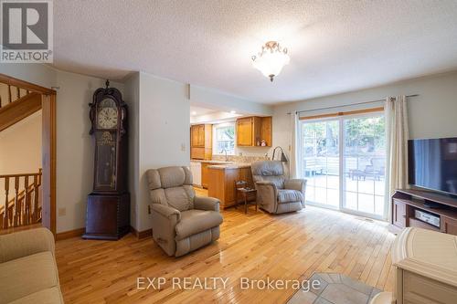 372 Lakewood Drive, Midland, ON - Indoor Photo Showing Living Room