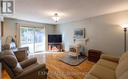 372 Lakewood Drive, Midland, ON - Indoor Photo Showing Living Room