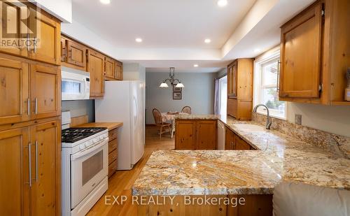 372 Lakewood Drive, Midland, ON - Indoor Photo Showing Kitchen