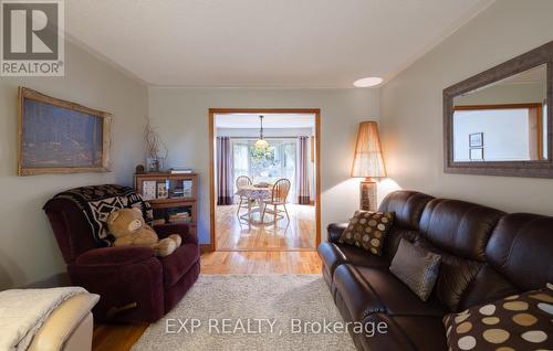 372 Lakewood Drive, Midland, ON - Indoor Photo Showing Living Room