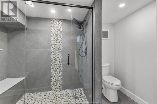 3220 Everts Avenue, Windsor, ON - Indoor Photo Showing Bathroom