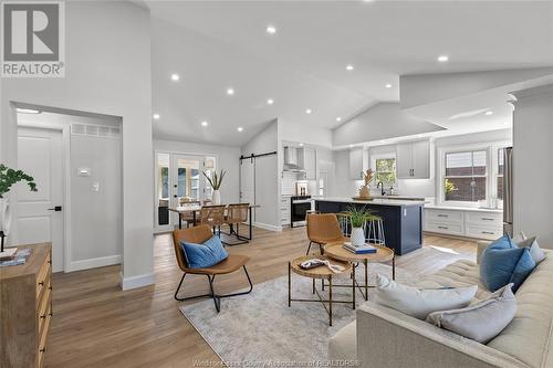 3220 Everts Avenue, Windsor, ON - Indoor Photo Showing Living Room