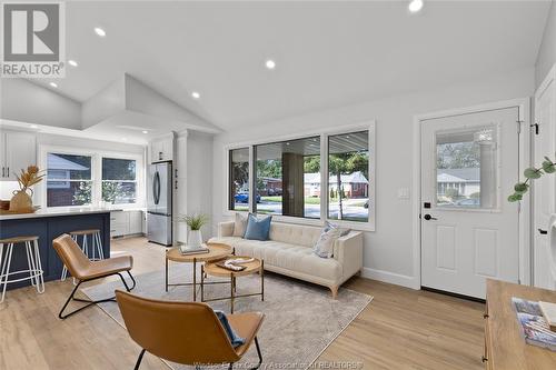 3220 Everts Avenue, Windsor, ON - Indoor Photo Showing Living Room