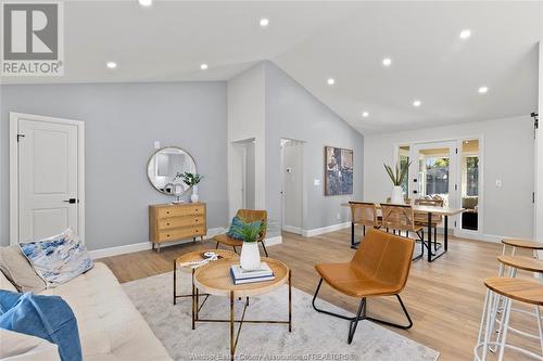 3220 Everts Avenue, Windsor, ON - Indoor Photo Showing Living Room