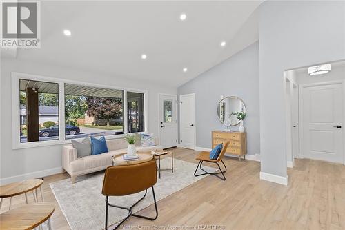 3220 Everts Avenue, Windsor, ON - Indoor Photo Showing Living Room