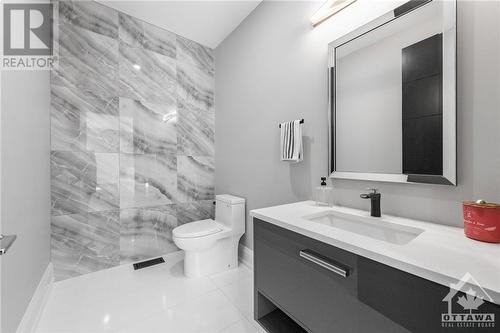 224 Roger Road, Ottawa, ON - Indoor Photo Showing Bathroom