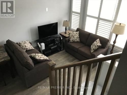 18 Caroline Carpenter Grove, Toronto, ON - Indoor Photo Showing Living Room