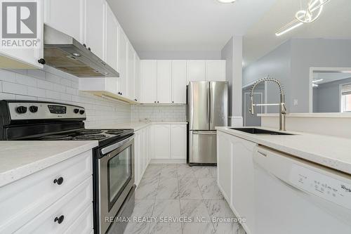 88 Sundridge Street, Brampton, ON - Indoor Photo Showing Kitchen With Upgraded Kitchen