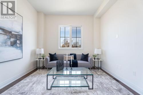 2110 Royal Gala Circle, Mississauga, ON - Indoor Photo Showing Living Room