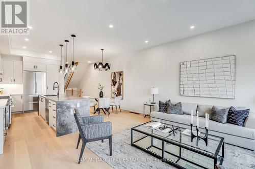 2B Iroquois Avenue, Mississauga, ON - Indoor Photo Showing Living Room