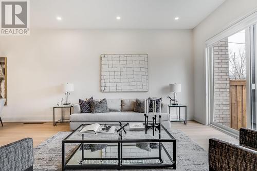 2B Iroquois Avenue, Mississauga, ON - Indoor Photo Showing Living Room