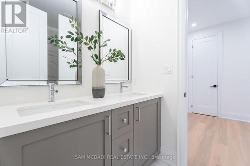 2B Iroquois Avenue, Mississauga, ON - Indoor Photo Showing Bathroom