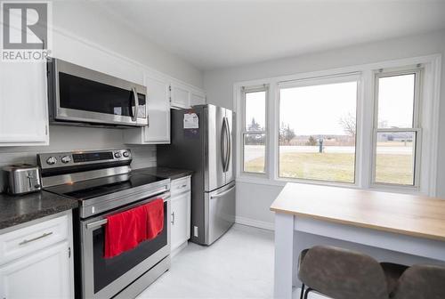 2200 London Line, Sarnia, ON - Indoor Photo Showing Kitchen