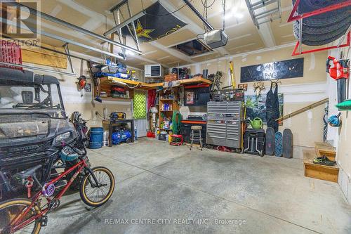 98 Laura Lane, Strathroy-Caradoc (Ne), ON - Indoor Photo Showing Garage