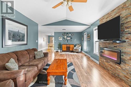 98 Laura Lane, Strathroy-Caradoc (Ne), ON - Indoor Photo Showing Living Room With Fireplace