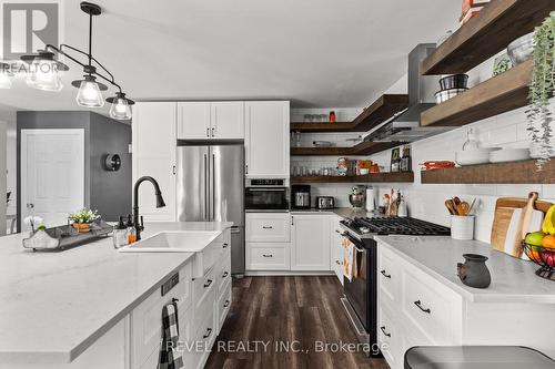 1001 Vance Crescent, Innisfil, ON - Indoor Photo Showing Kitchen With Upgraded Kitchen