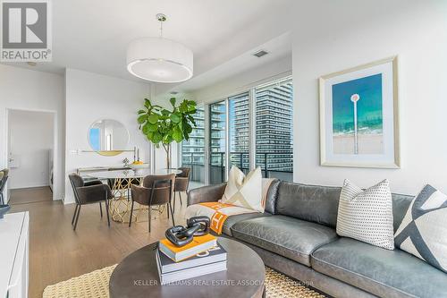 1007 - 20 Shore Breeze Drive, Toronto, ON - Indoor Photo Showing Living Room