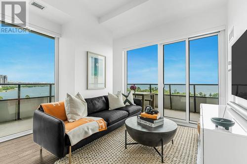 1007 - 20 Shore Breeze Drive, Toronto, ON - Indoor Photo Showing Living Room