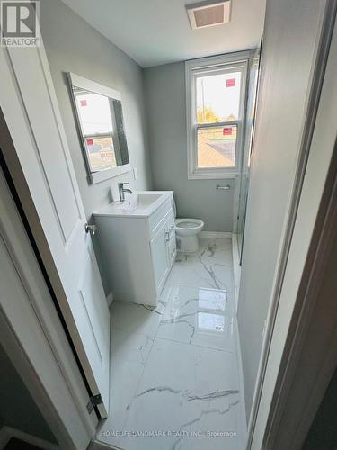 Upper - 757 Lock Street, Peterborough, ON - Indoor Photo Showing Bathroom