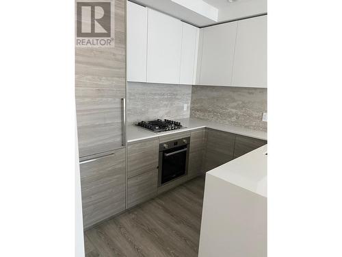 1306 680 Quayside Drive, New Westminster, BC - Indoor Photo Showing Kitchen With Upgraded Kitchen