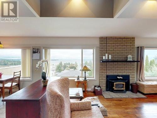 3801 Ontario Ave, Powell River, BC - Indoor Photo Showing Living Room With Fireplace