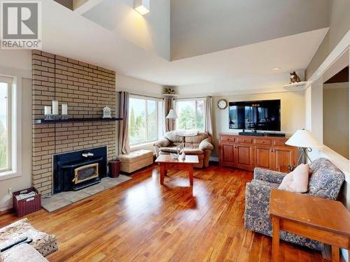 3801 Ontario Ave, Powell River, BC - Indoor Photo Showing Living Room With Fireplace