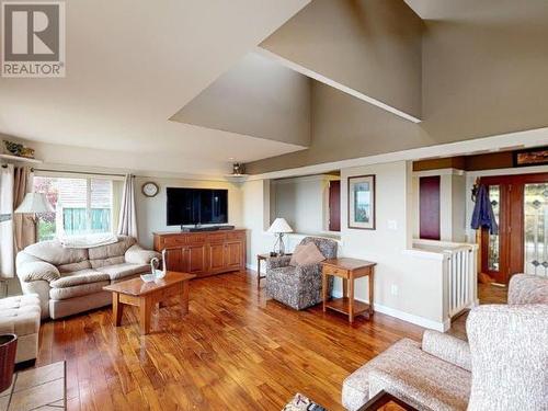 3801 Ontario Ave, Powell River, BC - Indoor Photo Showing Living Room