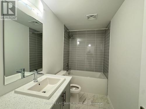 22 - 15 Lytham Green Circle, Newmarket, ON - Indoor Photo Showing Bathroom